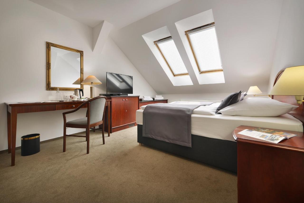 Prague Season Hotel ภายนอก รูปภาพ