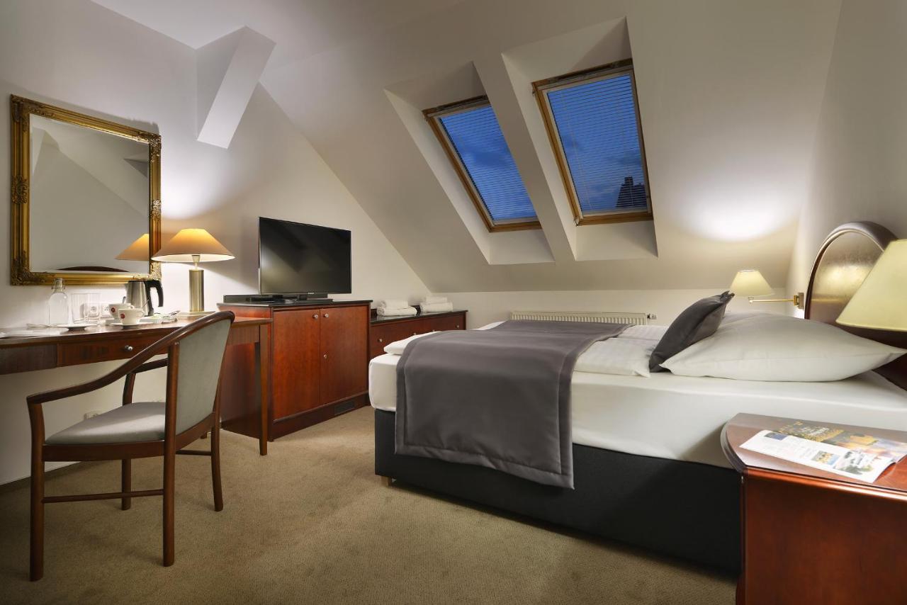 Prague Season Hotel ภายนอก รูปภาพ