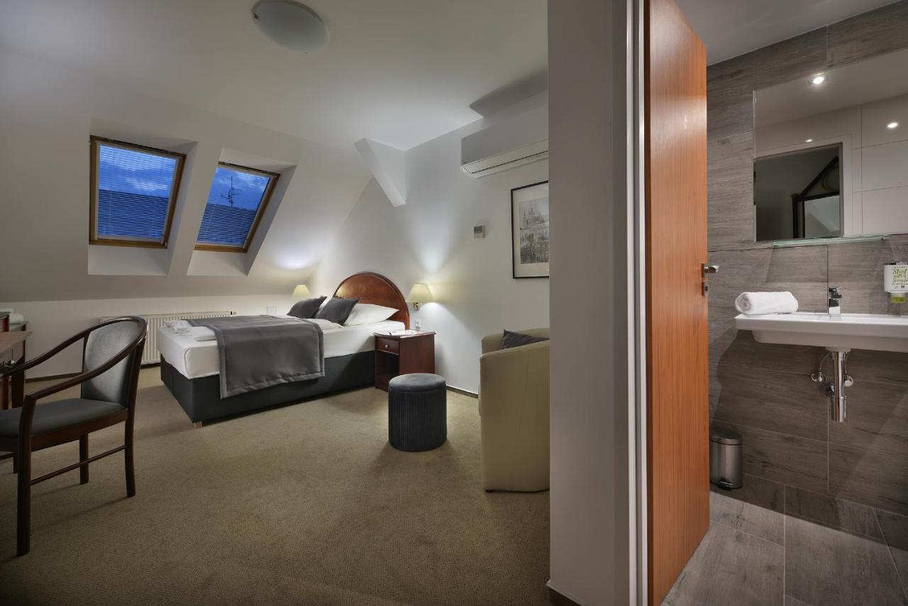 Prague Season Hotel ภายนอก รูปภาพ