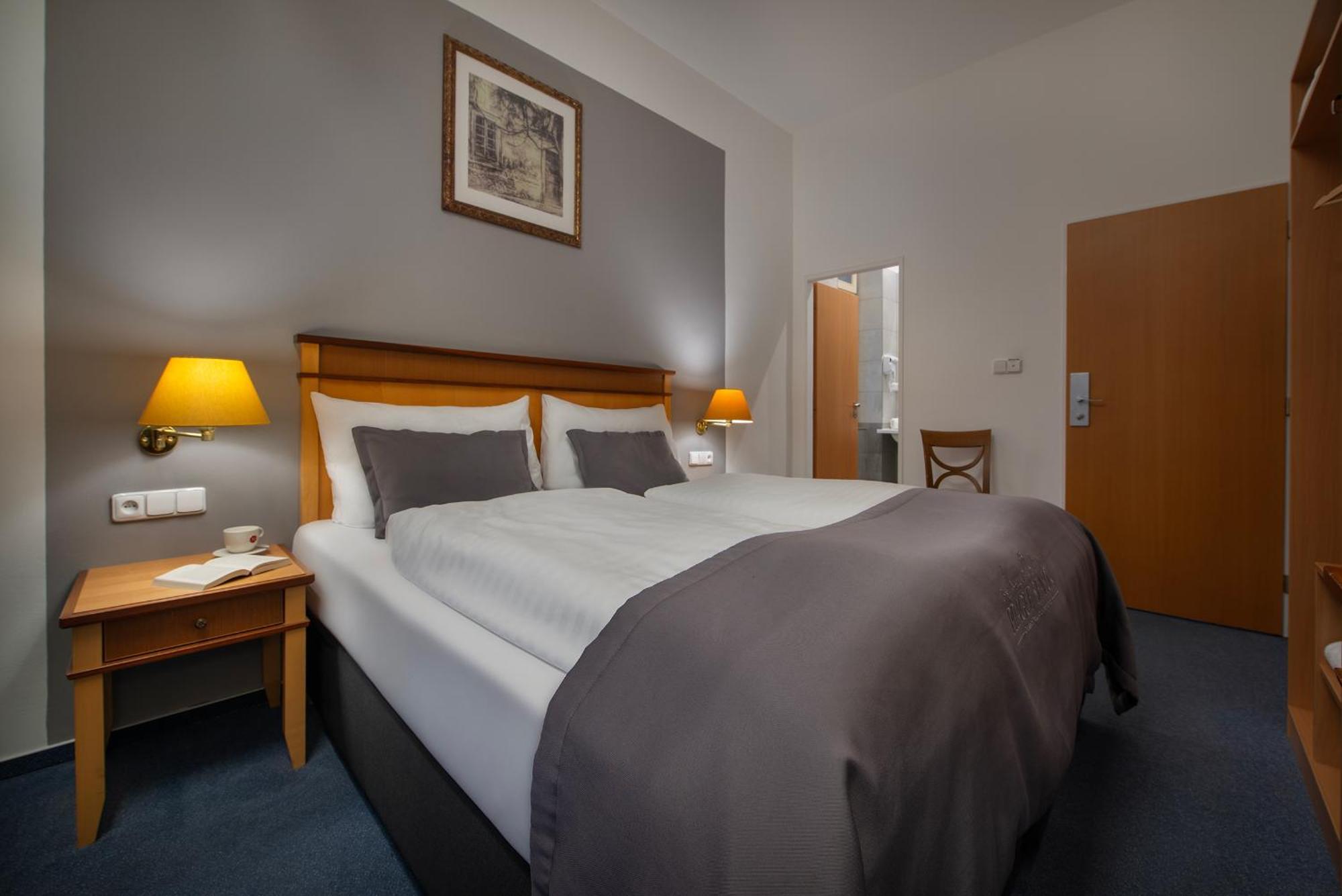 Prague Season Hotel ภายนอก รูปภาพ