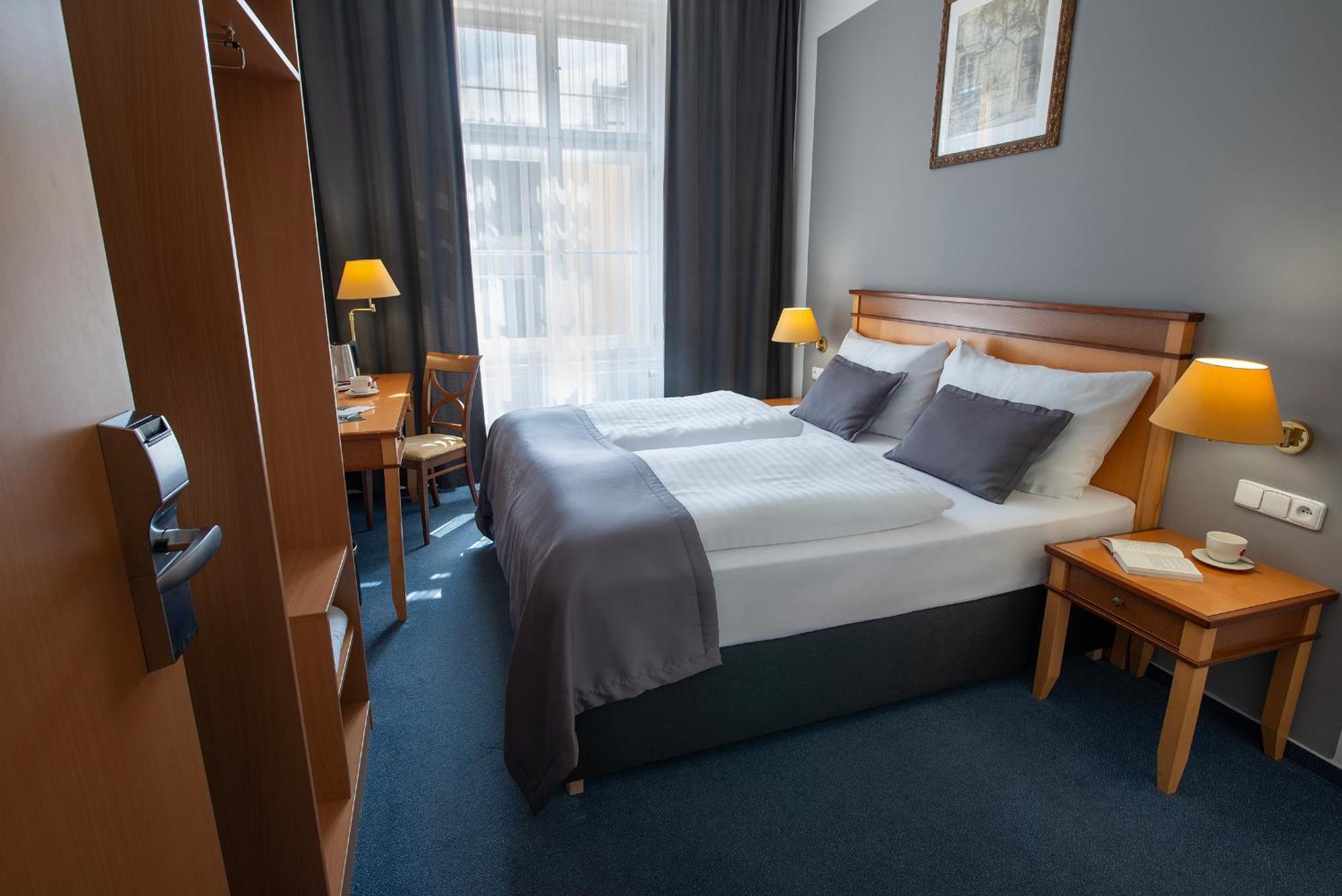 Prague Season Hotel ภายนอก รูปภาพ