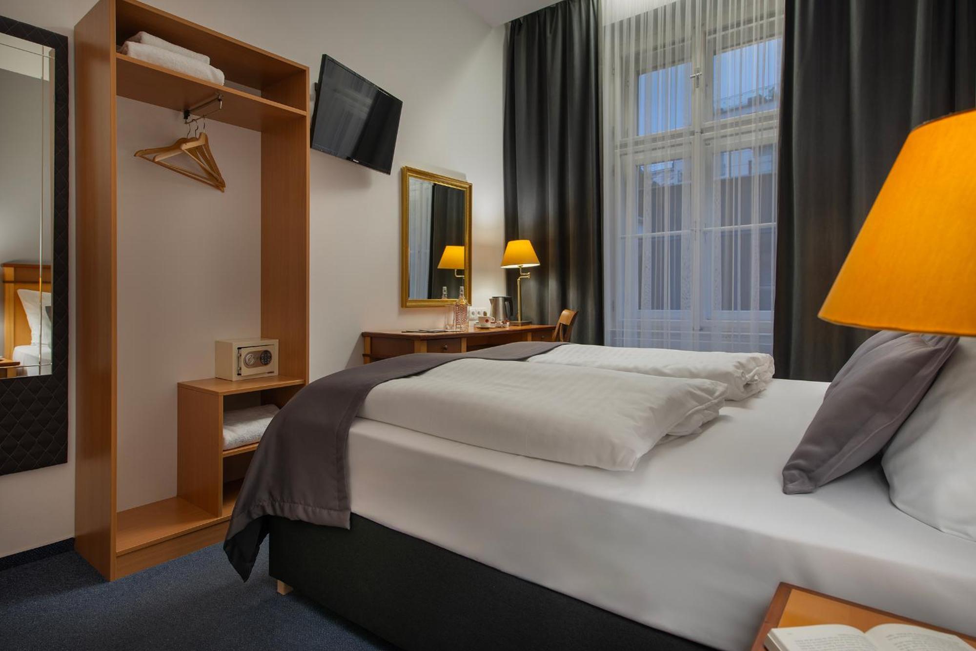 Prague Season Hotel ภายนอก รูปภาพ