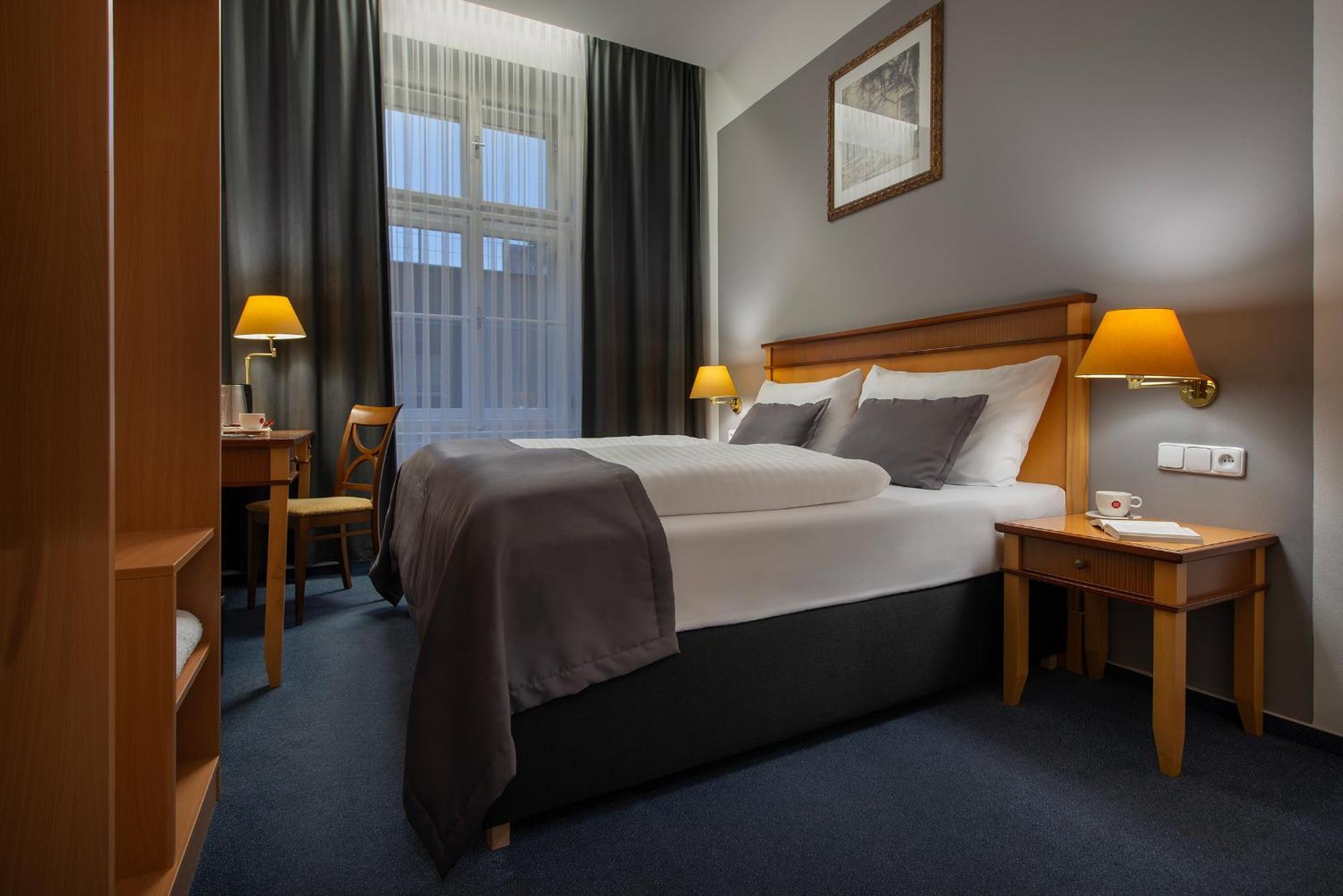 Prague Season Hotel ภายนอก รูปภาพ