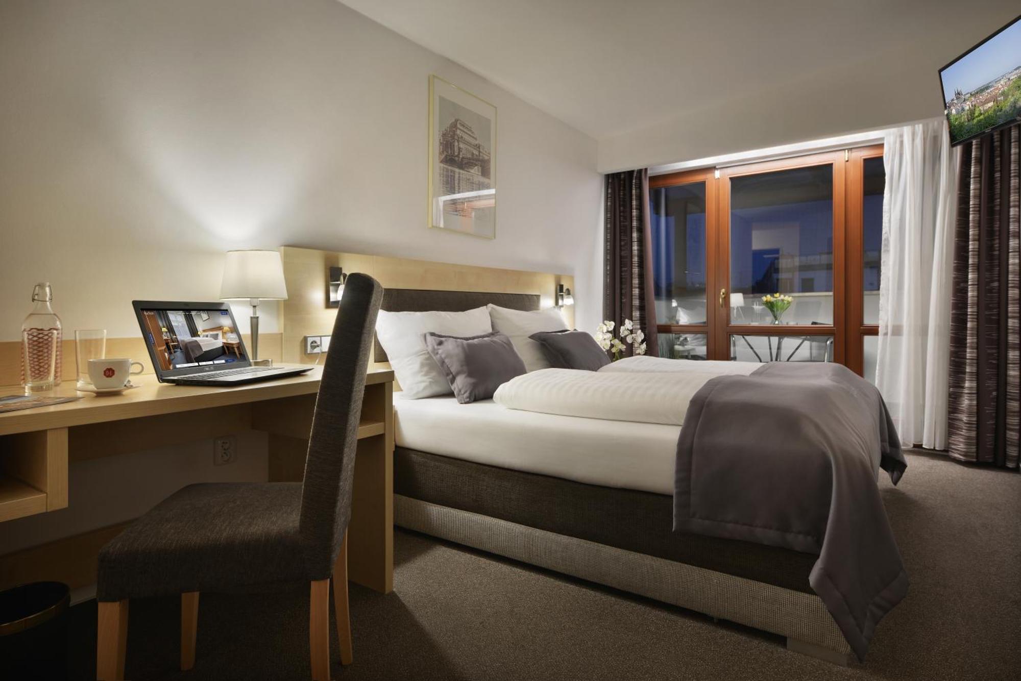 Prague Season Hotel ภายนอก รูปภาพ