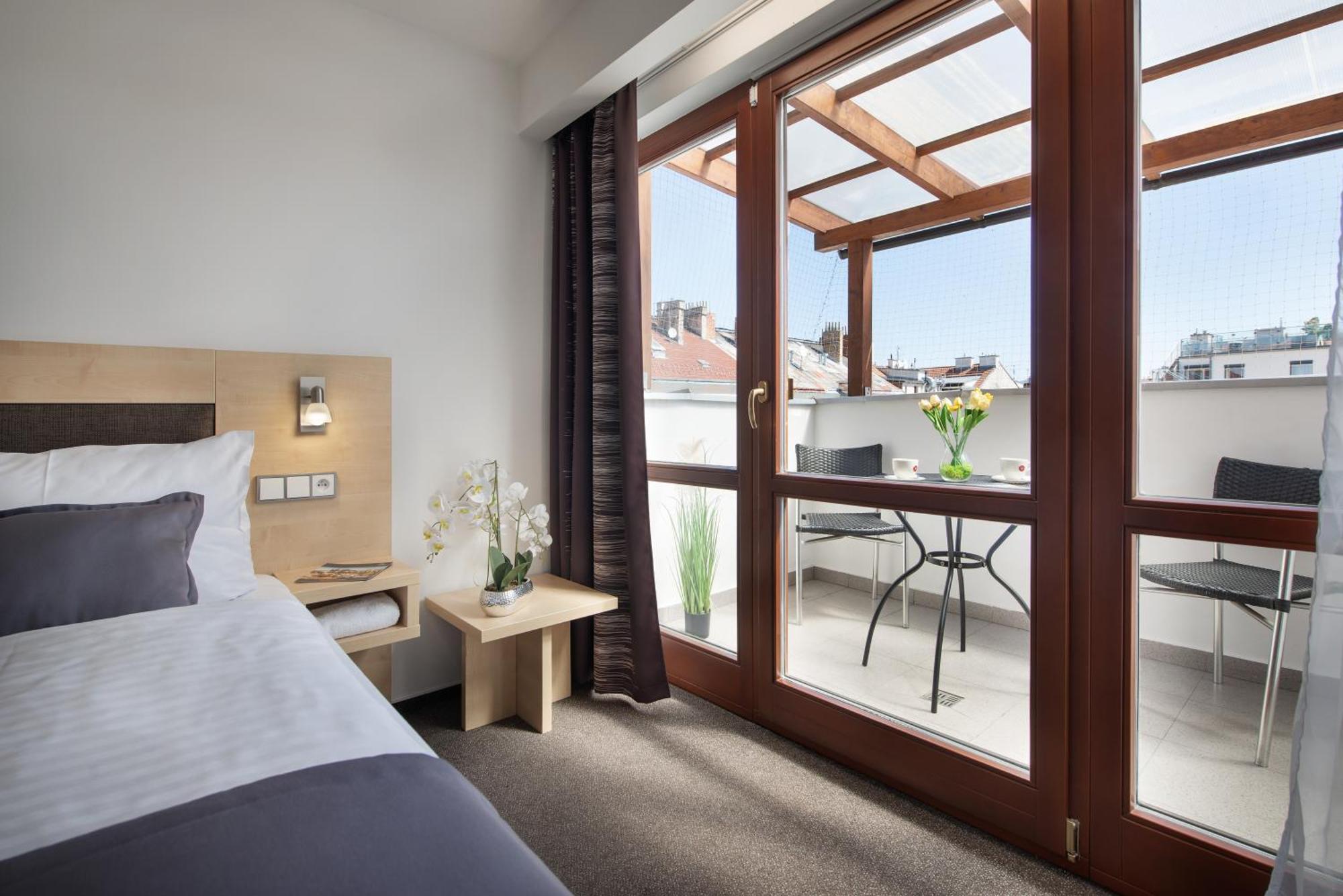 Prague Season Hotel ภายนอก รูปภาพ